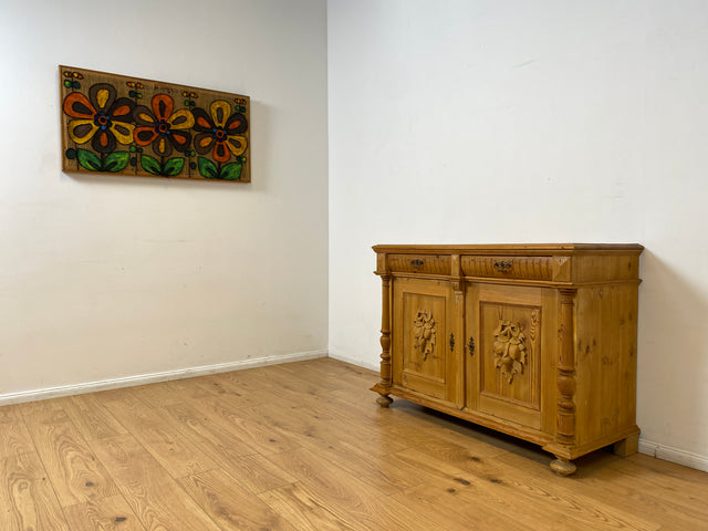 WMK I Imposante große antike Anrichte aus vollem Holz mit handgeschnitzten Reliefs und gedrechselten Säulen I Kommode Schrank Sideboard Truhe Büfett Flur Geschirr Gründerzeit Vintage Berlin Bonn Hof