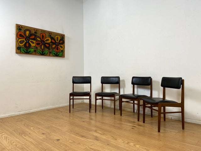 WMK # Set aus 4 sehr gut erhaltenen skandinavischen Mid-Century Esszimmerstühlen aus edlem Teak mit schwarzem Kunstleder Bezug # Stühle Küchenstühle Lederstühle Danish Design Vintage 60er Teak