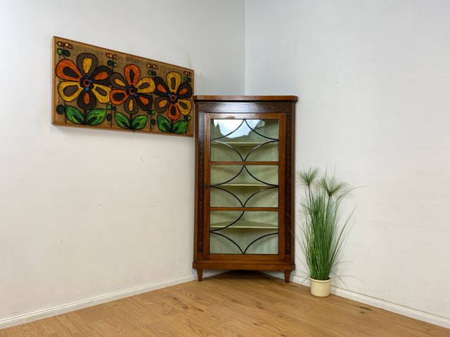 WMK Vornehme & gut erhaltene antike Eckvitrine , um 1900, Meinzer Biedermeier Stil in Kirschholz & Birnbaum mit Sprossenfenstern & Intarsien # Bücherschrank Büchervitrine Eckschrank Vitrine Vintage