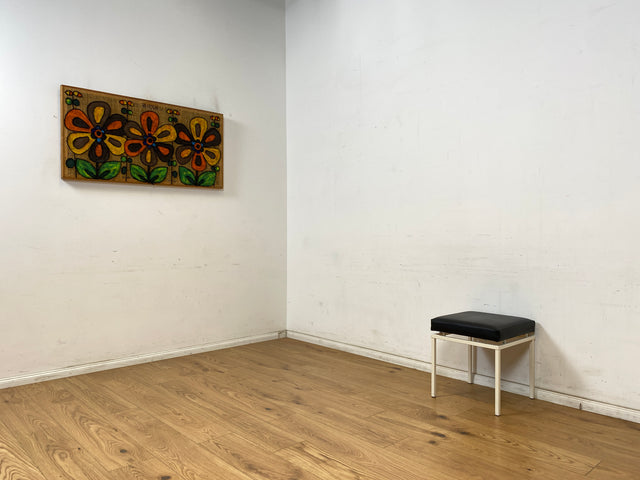 WMK Schöner und sehr gut erhaltener Vintage Hocker mit Sitz in schwarzem Kunstleder auf stabilem weißen Metallrahmen # Sitzhocker Fußhocker Lederhocker Sitz Pouf Tabouret Retro Spaceage 60er 70er