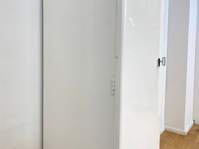 WMK I Formschöner schmaler weißer 30er Jahre Art Deco Hochschrank aus vollem Holz I Schrank Küchenschrank Wäscheschrank Schuhschrank Medizinschrank Kommode Jugendstil Antik Vintage Berlin Hamburg Köln