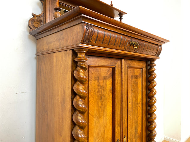 WMK # Wunderschönes schmales antikes Vertiko aus vollem Holz in Nussbaum mit Spiegel Aufsatz & imposanten Zopfsäulen # Säulenschrank Aufsatzvertiko Schrank Wäscheschrank Flurschrank Gründerzeit Vintage