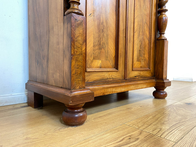 WMK # Wunderschönes schmales antikes Vertiko aus vollem Holz in Nussbaum mit Spiegel Aufsatz & imposanten Zopfsäulen # Säulenschrank Aufsatzvertiko Schrank Wäscheschrank Flurschrank Gründerzeit Vintage