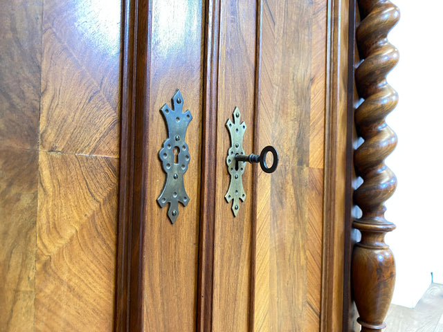 WMK # Wunderschönes schmales antikes Vertiko aus vollem Holz in Nussbaum mit Spiegel Aufsatz & imposanten Zopfsäulen # Säulenschrank Aufsatzvertiko Schrank Wäscheschrank Flurschrank Gründerzeit Vintage