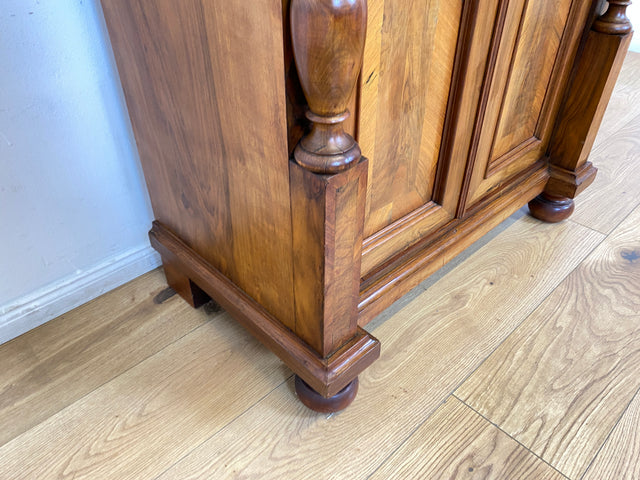 WMK # Wunderschönes schmales antikes Vertiko aus vollem Holz in Nussbaum mit Spiegel Aufsatz & imposanten Zopfsäulen # Säulenschrank Aufsatzvertiko Schrank Wäscheschrank Flurschrank Gründerzeit Vintage