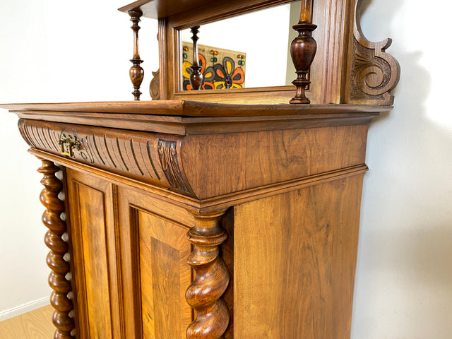 WMK # Wunderschönes schmales antikes Vertiko aus vollem Holz in Nussbaum mit Spiegel Aufsatz & imposanten Zopfsäulen # Säulenschrank Aufsatzvertiko Schrank Wäscheschrank Flurschrank Gründerzeit Vintage