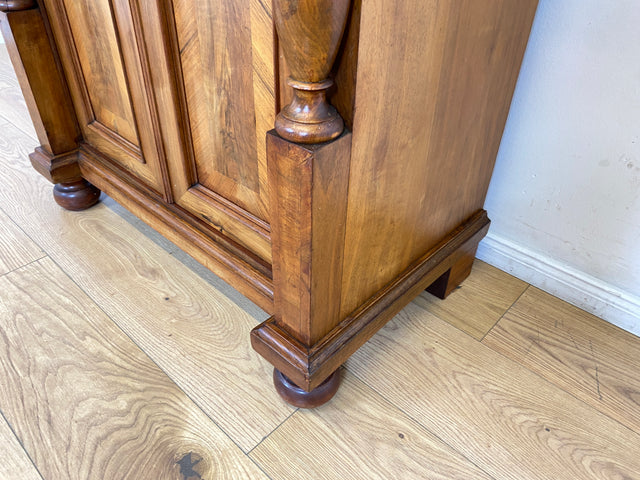 WMK # Wunderschönes schmales antikes Vertiko aus vollem Holz in Nussbaum mit Spiegel Aufsatz & imposanten Zopfsäulen # Säulenschrank Aufsatzvertiko Schrank Wäscheschrank Flurschrank Gründerzeit Vintage