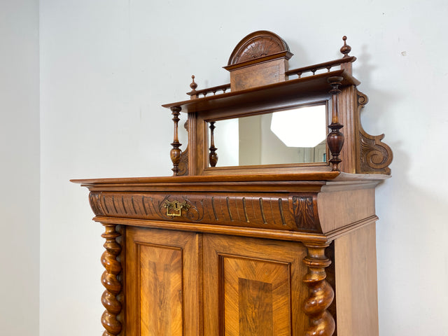 WMK # Wunderschönes schmales antikes Vertiko aus vollem Holz in Nussbaum mit Spiegel Aufsatz & imposanten Zopfsäulen # Säulenschrank Aufsatzvertiko Schrank Wäscheschrank Flurschrank Gründerzeit Vintage