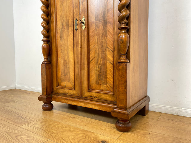 WMK # Wunderschönes schmales antikes Vertiko aus vollem Holz in Nussbaum mit Spiegel Aufsatz & imposanten Zopfsäulen # Säulenschrank Aufsatzvertiko Schrank Wäscheschrank Flurschrank Gründerzeit Vintage