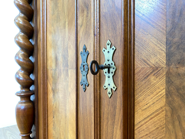 WMK # Wunderschönes schmales antikes Vertiko aus vollem Holz in Nussbaum mit Spiegel Aufsatz & imposanten Zopfsäulen # Säulenschrank Aufsatzvertiko Schrank Wäscheschrank Flurschrank Gründerzeit Vintage