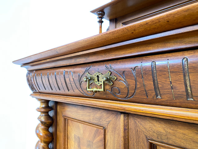 WMK # Wunderschönes schmales antikes Vertiko aus vollem Holz in Nussbaum mit Spiegel Aufsatz & imposanten Zopfsäulen # Säulenschrank Aufsatzvertiko Schrank Wäscheschrank Flurschrank Gründerzeit Vintage
