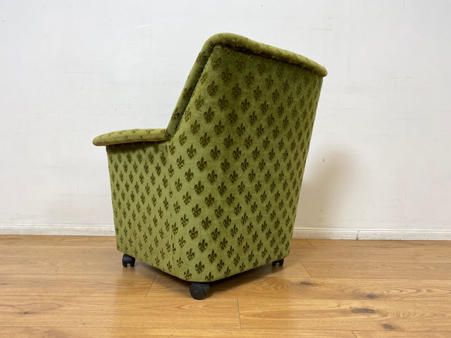 WMK I 1/2 Formschöner & sehr gemütlicher 70er Jahre Sessel auf Rollen mit samtartigem grünem Originalbezug I Cocktailsessel Armchair Lesesessel Stuhl Vintage Retro Berlin Heidelberg Hannover Würzburg