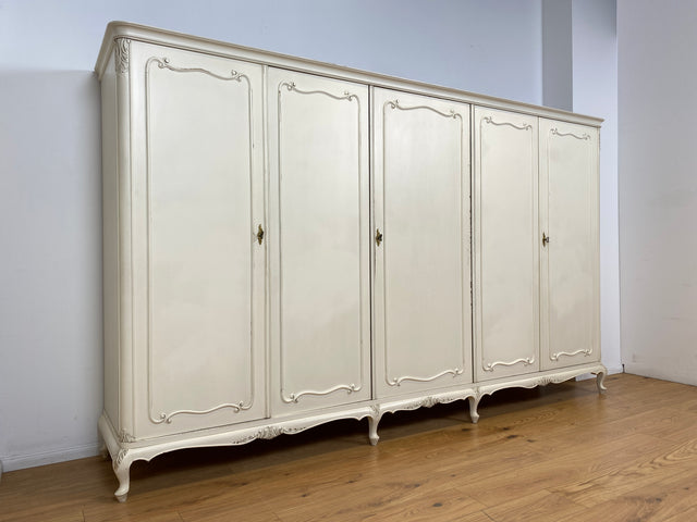 WMK I Raumaufhellender, großer weißer Chippendale Kleiderschrank aus vollem Holz I Schrank Schlafzimmerschrank Wäscheschrank Wardrobe Vintage 60er 70er Köln Heidelberg München Hamburg