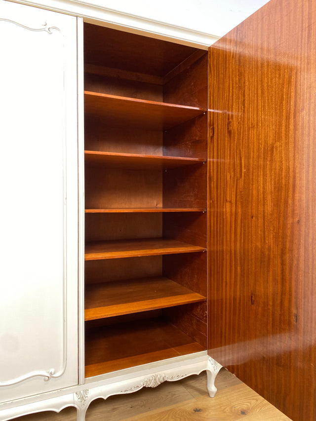 WMK I Raumaufhellender, großer weißer Chippendale Kleiderschrank aus vollem Holz I Schrank Schlafzimmerschrank Wäscheschrank Wardrobe Vintage 60er 70er Köln Heidelberg München Hamburg