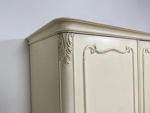 WMK I Raumaufhellender, großer weißer Chippendale Kleiderschrank aus vollem Holz I Schrank Schlafzimmerschrank Wäscheschrank Wardrobe Vintage 60er 70er Köln Heidelberg München Hamburg