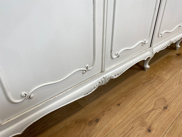 WMK I Raumaufhellender, großer weißer Chippendale Kleiderschrank aus vollem Holz I Schrank Schlafzimmerschrank Wäscheschrank Wardrobe Vintage 60er 70er Köln Heidelberg München Hamburg