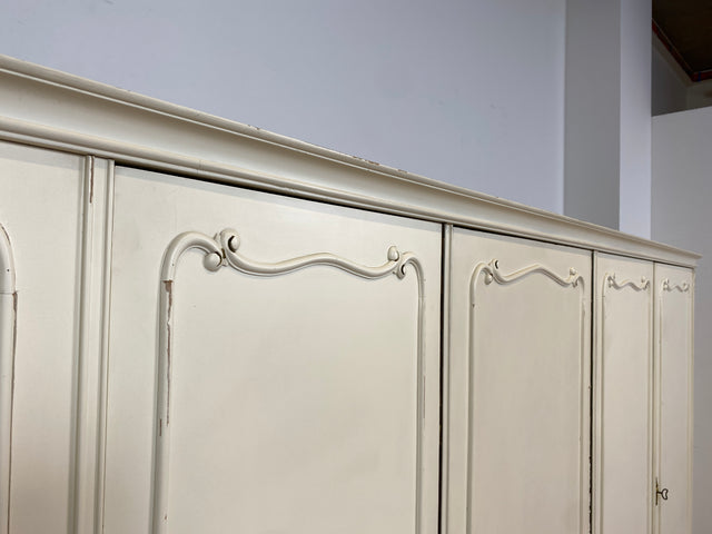 WMK I Raumaufhellender, großer weißer Chippendale Kleiderschrank aus vollem Holz I Schrank Schlafzimmerschrank Wäscheschrank Wardrobe Vintage 60er 70er Köln Heidelberg München Hamburg