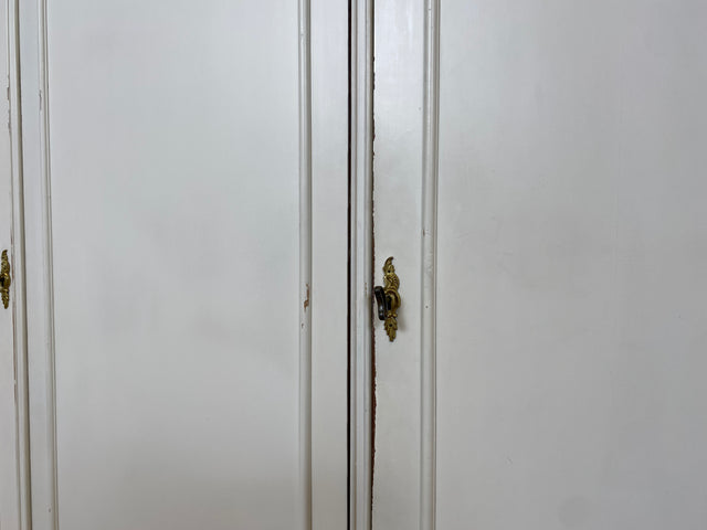 WMK I Raumaufhellender, großer weißer Chippendale Kleiderschrank aus vollem Holz I Schrank Schlafzimmerschrank Wäscheschrank Wardrobe Vintage 60er 70er Köln Heidelberg München Hamburg