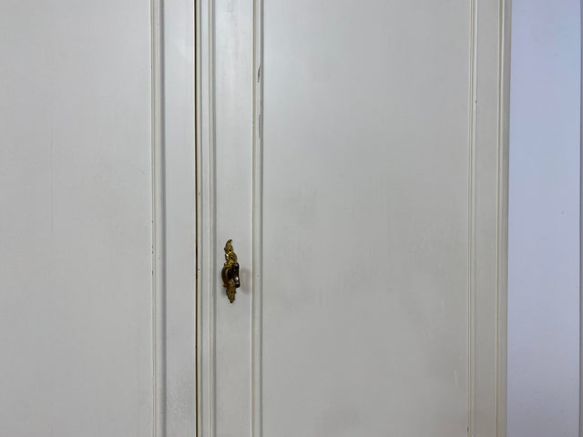 WMK I Raumaufhellender, großer weißer Chippendale Kleiderschrank aus vollem Holz I Schrank Schlafzimmerschrank Wäscheschrank Wardrobe Vintage 60er 70er Köln Heidelberg München Hamburg