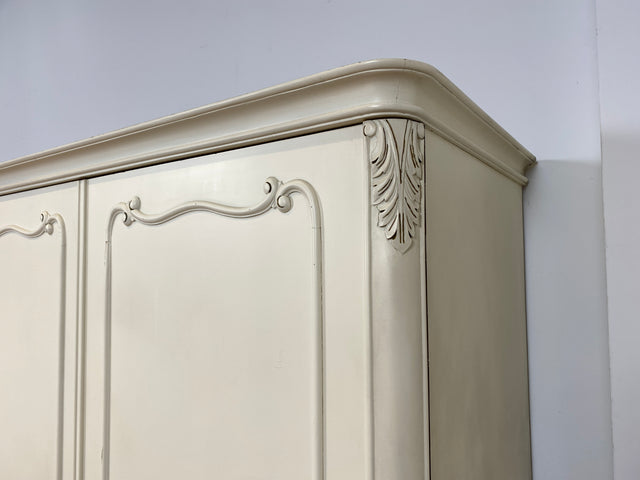 WMK I Raumaufhellender, großer weißer Chippendale Kleiderschrank aus vollem Holz I Schrank Schlafzimmerschrank Wäscheschrank Wardrobe Vintage 60er 70er Köln Heidelberg München Hamburg