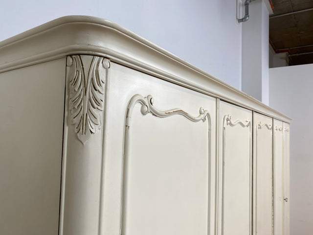 WMK I Raumaufhellender, großer weißer Chippendale Kleiderschrank aus vollem Holz I Schrank Schlafzimmerschrank Wäscheschrank Wardrobe Vintage 60er 70er Köln Heidelberg München Hamburg