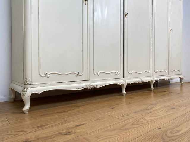 WMK I Raumaufhellender, großer weißer Chippendale Kleiderschrank aus vollem Holz I Schrank Schlafzimmerschrank Wäscheschrank Wardrobe Vintage 60er 70er Köln Heidelberg München Hamburg