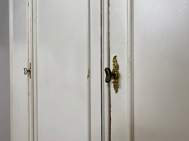 WMK I Raumaufhellender, großer weißer Chippendale Kleiderschrank aus vollem Holz I Schrank Schlafzimmerschrank Wäscheschrank Wardrobe Vintage 60er 70er Köln Heidelberg München Hamburg