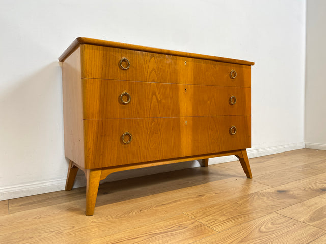 WMK # Formschöne und geräumige skandinavische 50er Jahre Kommode aus vollem Holz mit Schubladen und hübschen Messinggriffen # Sideboard Schubladenkommode Wäschekommode Schrank Mid-Century Vintage 60er