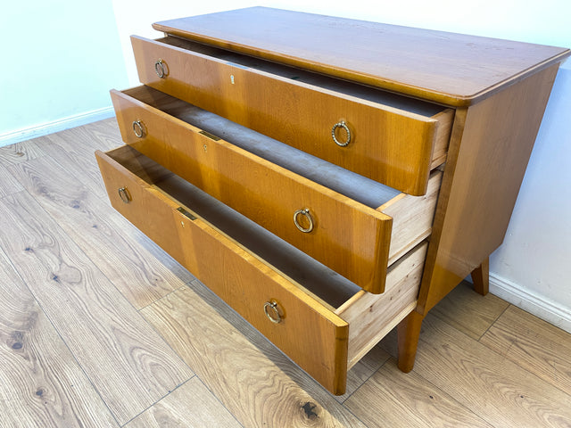 WMK # Formschöne und geräumige skandinavische 50er Jahre Kommode aus vollem Holz mit Schubladen und hübschen Messinggriffen # Sideboard Schubladenkommode Wäschekommode Schrank Mid-Century Vintage 60er