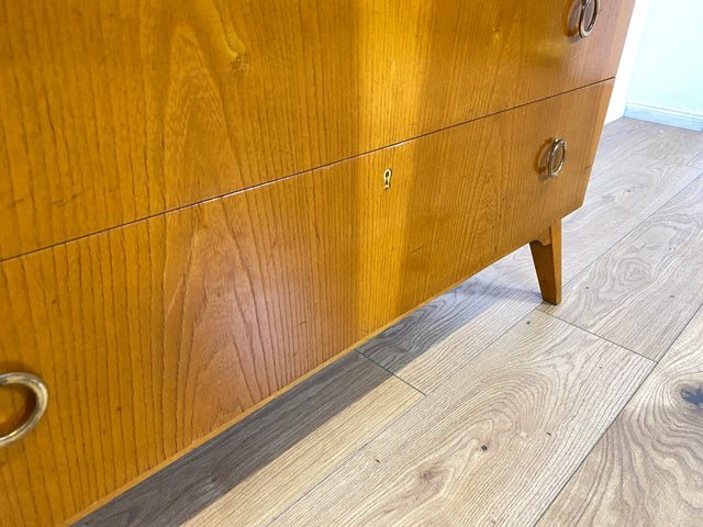 WMK # Formschöne und geräumige skandinavische 50er Jahre Kommode aus vollem Holz mit Schubladen und hübschen Messinggriffen # Sideboard Schubladenkommode Wäschekommode Schrank Mid-Century Vintage 60er
