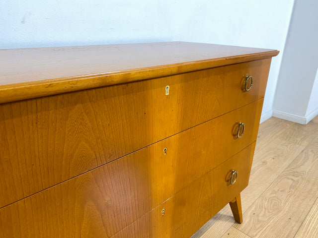 WMK # Formschöne und geräumige skandinavische 50er Jahre Kommode aus vollem Holz mit Schubladen und hübschen Messinggriffen # Sideboard Schubladenkommode Wäschekommode Schrank Mid-Century Vintage 60er