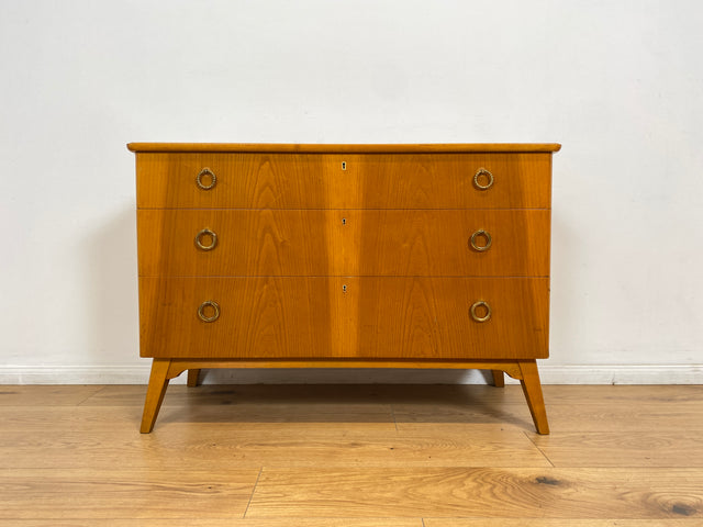 WMK # Formschöne und geräumige skandinavische 50er Jahre Kommode aus vollem Holz mit Schubladen und hübschen Messinggriffen # Sideboard Schubladenkommode Wäschekommode Schrank Mid-Century Vintage 60er