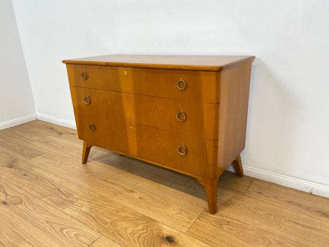 WMK # Formschöne und geräumige skandinavische 50er Jahre Kommode aus vollem Holz mit Schubladen und hübschen Messinggriffen # Sideboard Schubladenkommode Wäschekommode Schrank Mid-Century Vintage 60er