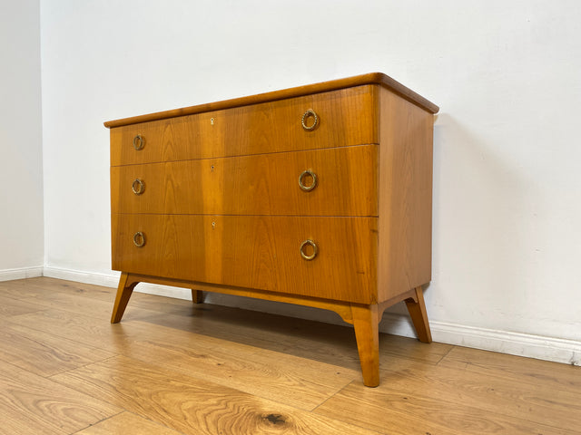 WMK # Formschöne und geräumige skandinavische 50er Jahre Kommode aus vollem Holz mit Schubladen und hübschen Messinggriffen # Sideboard Schubladenkommode Wäschekommode Schrank Mid-Century Vintage 60er