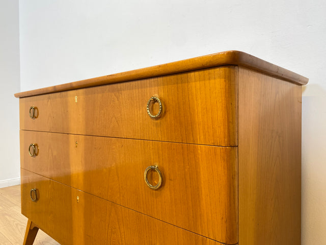 WMK # Formschöne und geräumige skandinavische 50er Jahre Kommode aus vollem Holz mit Schubladen und hübschen Messinggriffen # Sideboard Schubladenkommode Wäschekommode Schrank Mid-Century Vintage 60er
