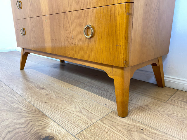 WMK # Formschöne und geräumige skandinavische 50er Jahre Kommode aus vollem Holz mit Schubladen und hübschen Messinggriffen # Sideboard Schubladenkommode Wäschekommode Schrank Mid-Century Vintage 60er
