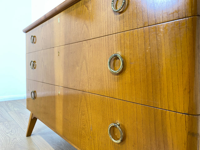 WMK # Formschöne und geräumige skandinavische 50er Jahre Kommode aus vollem Holz mit Schubladen und hübschen Messinggriffen # Sideboard Schubladenkommode Wäschekommode Schrank Mid-Century Vintage 60er