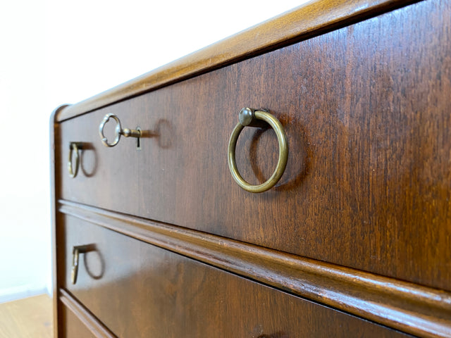 WMK # Hübsche und gut erhaltene skandinavische 50er Jahre Kommode aus vollem Holz mit Schubladen & Messinggriffen # Schubladenkommode Schrank Wäschekommode Flurkommode Mid-Century Vintage Berlin 60er