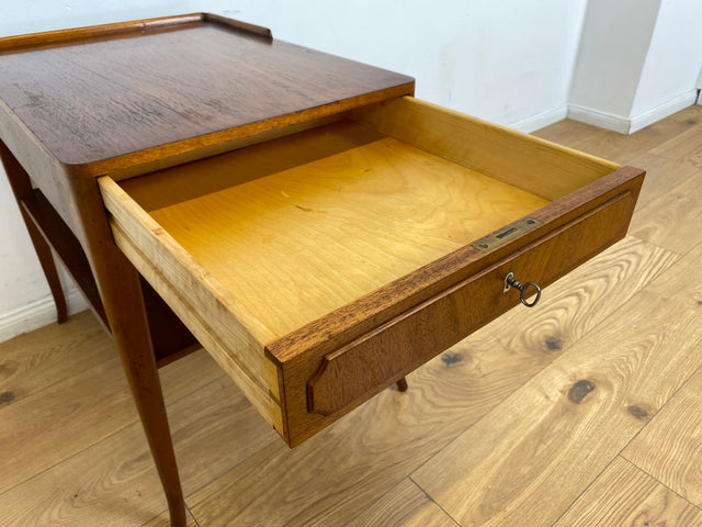 WMK I Stilvoller und sehr gut erhaltener skandinavische 50er Jahre Nachttisch mit Schublade und Ablage I Kommode Beistelltisch Ablage Nachtkommode Nachtschrank Mid-Century Vintage Rostock Bonn Berlin