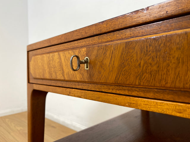 WMK I Stilvoller und sehr gut erhaltener skandinavische 50er Jahre Nachttisch mit Schublade und Ablage I Kommode Beistelltisch Ablage Nachtkommode Nachtschrank Mid-Century Vintage Rostock Bonn Berlin