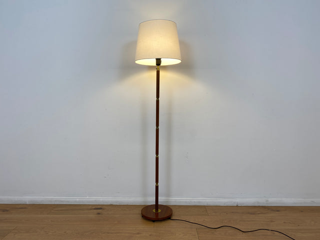 WMK # Minimalistische und gut erhaltene skandinavische 60er Jahre Stehlampe mit dezentem weißem Lampenschirm,Lampenfuß aus Teakholz &Messing # Lampe Stehleuchte Leselampe Leuchte Mid-Century Vintage