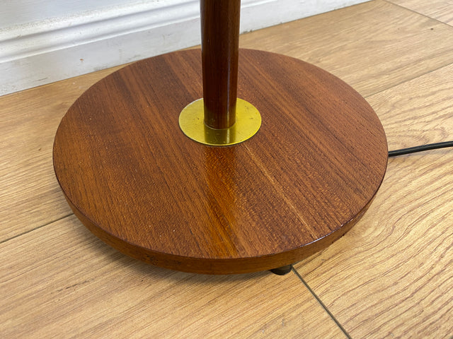 WMK # Minimalistische und gut erhaltene skandinavische 60er Jahre Stehlampe mit dezentem weißem Lampenschirm,Lampenfuß aus Teakholz &Messing # Lampe Stehleuchte Leselampe Leuchte Mid-Century Vintage