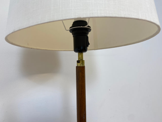 WMK # Minimalistische und gut erhaltene skandinavische 60er Jahre Stehlampe mit dezentem weißem Lampenschirm,Lampenfuß aus Teakholz &Messing # Lampe Stehleuchte Leselampe Leuchte Mid-Century Vintage