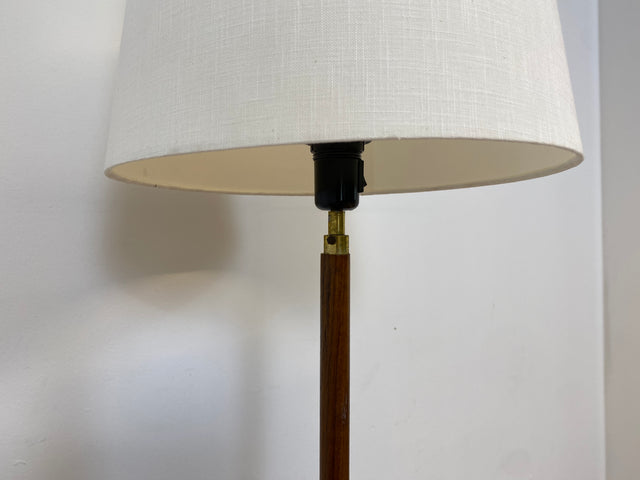 WMK # Minimalistische und gut erhaltene skandinavische 60er Jahre Stehlampe mit dezentem weißem Lampenschirm,Lampenfuß aus Teakholz &Messing # Lampe Stehleuchte Leselampe Leuchte Mid-Century Vintage