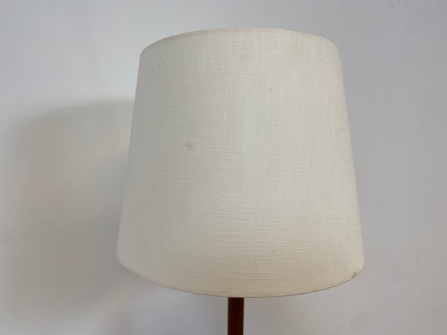 WMK # Minimalistische und gut erhaltene skandinavische 60er Jahre Stehlampe mit dezentem weißem Lampenschirm,Lampenfuß aus Teakholz &Messing # Lampe Stehleuchte Leselampe Leuchte Mid-Century Vintage