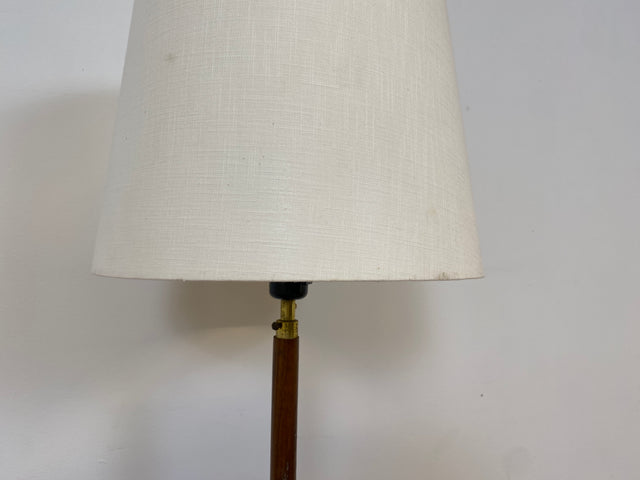 WMK # Minimalistische und gut erhaltene skandinavische 60er Jahre Stehlampe mit dezentem weißem Lampenschirm,Lampenfuß aus Teakholz &Messing # Lampe Stehleuchte Leselampe Leuchte Mid-Century Vintage