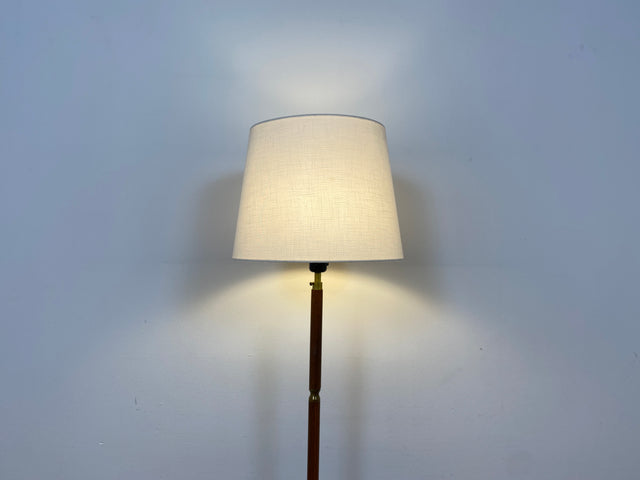 WMK # Minimalistische und gut erhaltene skandinavische 60er Jahre Stehlampe mit dezentem weißem Lampenschirm,Lampenfuß aus Teakholz &Messing # Lampe Stehleuchte Leselampe Leuchte Mid-Century Vintage