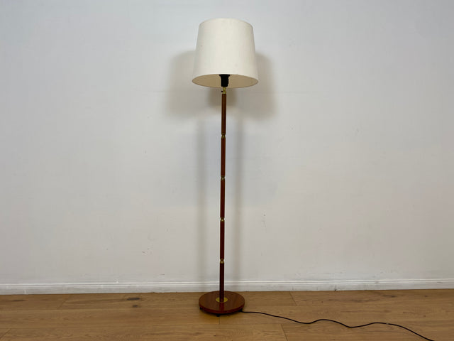 WMK # Minimalistische und gut erhaltene skandinavische 60er Jahre Stehlampe mit dezentem weißem Lampenschirm,Lampenfuß aus Teakholz &Messing # Lampe Stehleuchte Leselampe Leuchte Mid-Century Vintage