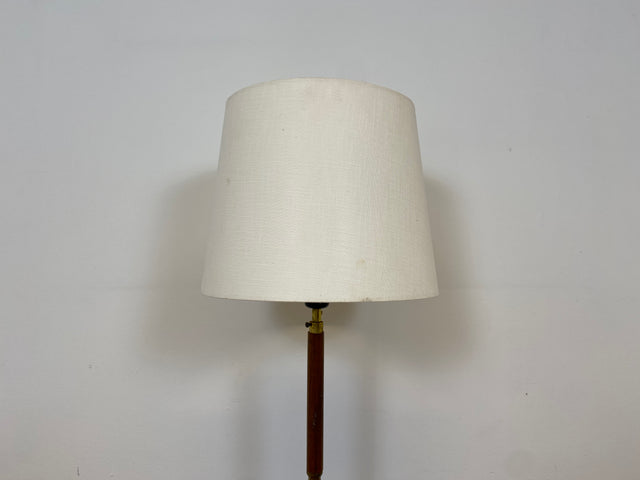 WMK # Minimalistische und gut erhaltene skandinavische 60er Jahre Stehlampe mit dezentem weißem Lampenschirm,Lampenfuß aus Teakholz &Messing # Lampe Stehleuchte Leselampe Leuchte Mid-Century Vintage