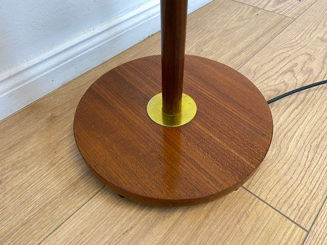 WMK # Minimalistische und gut erhaltene skandinavische 60er Jahre Stehlampe mit dezentem weißem Lampenschirm,Lampenfuß aus Teakholz &Messing # Lampe Stehleuchte Leselampe Leuchte Mid-Century Vintage